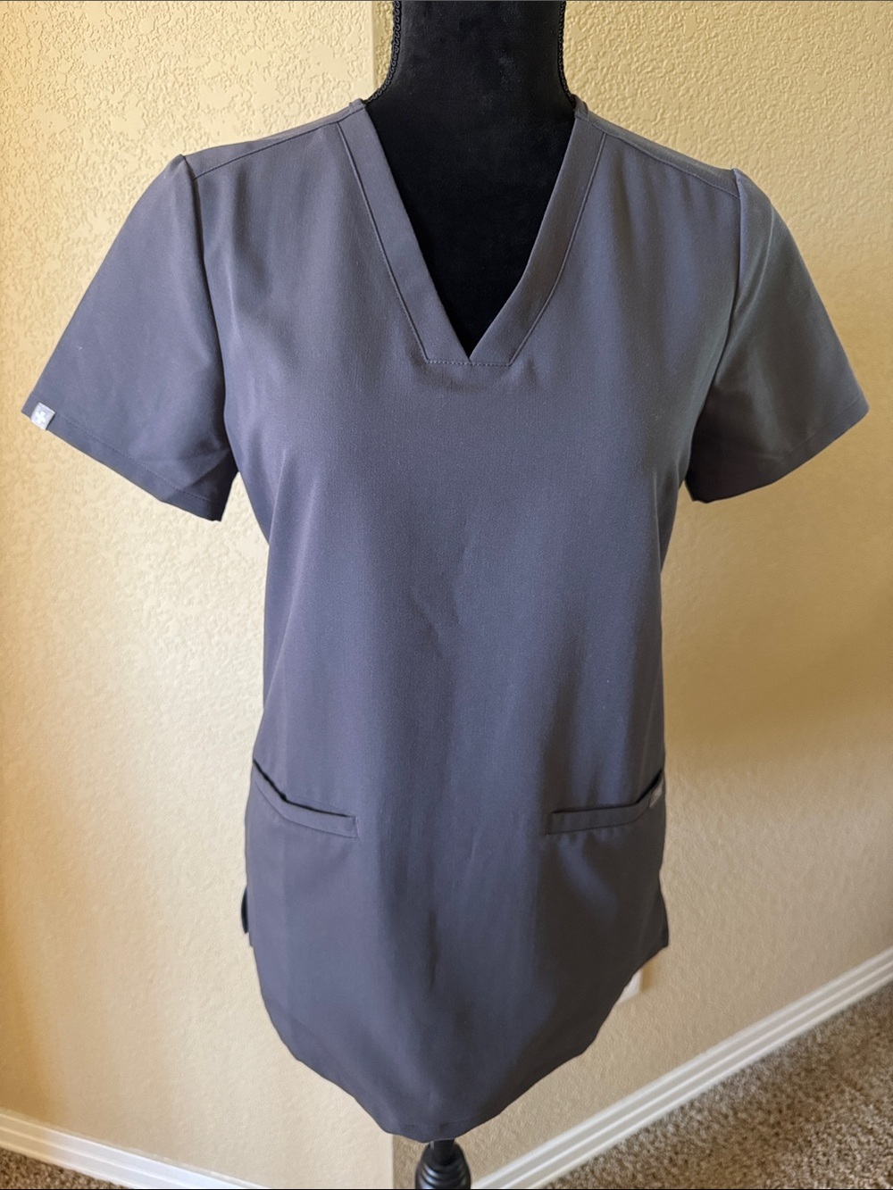 FIGS Casma Three Pocket Scrub Top XS Charcoal